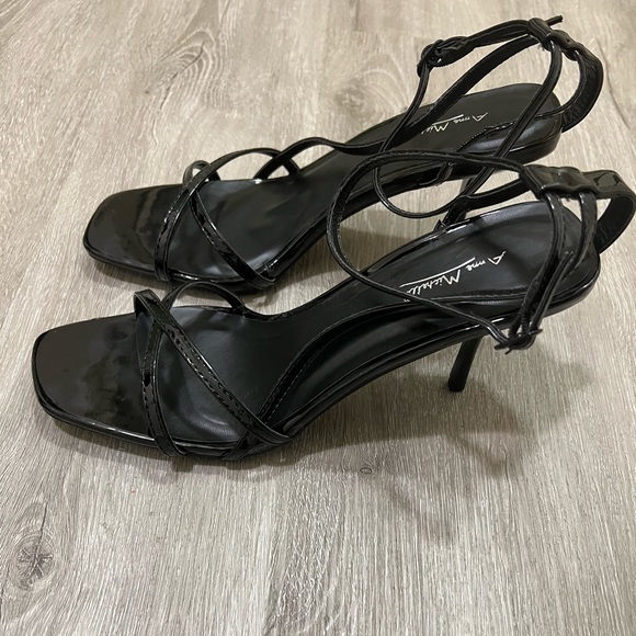 Mid Sized Black Heel Size 10 - Picture 2 of 2